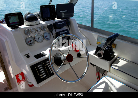 Il volante e il quadro della strumentazione di un motoscafo in Bahrain Foto Stock