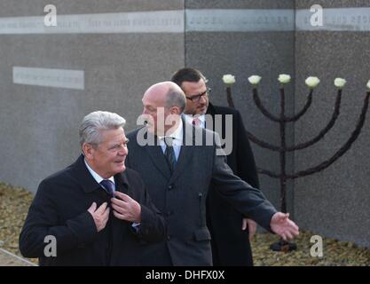 Eberswalde, Germania. 09Nov, 2013. Secreatary generale del Consiglio centrale degli ebrei in Germania Stephan J. Kramer (R), il Presidente Federale Joachim Gauck (L) e Eberswalde il sindaco di Friedhelm Boginski stand di fronte al Memorial "Wachsen mit Erinnerung' - 'crescere con memoria' per commemorare la Notte dei cristalli 75 anni fa a Eberswalde, Germania, 09 novembre 2013. Foto: PATRICK PLEUL/dpa/Alamy Live News Foto Stock