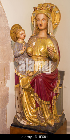 LEUVEN, Belgio - 3 settembre: gotica della Madonna scolpita in st. Peters cattedrale nel settembre 3, 2013 a Leuven, in Belgio. Foto Stock