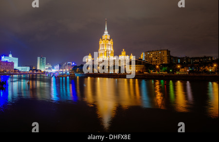 Hotel Ucraina - uno dei sette grattacieli sorella, costruito a Mosca alla fine di Stalin il suo regno (primi anni cinquanta). Foto Stock