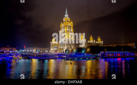 Hotel Ucraina - uno dei sette grattacieli sorella, costruito a Mosca alla fine di Stalin il suo regno (primi anni cinquanta). Foto Stock