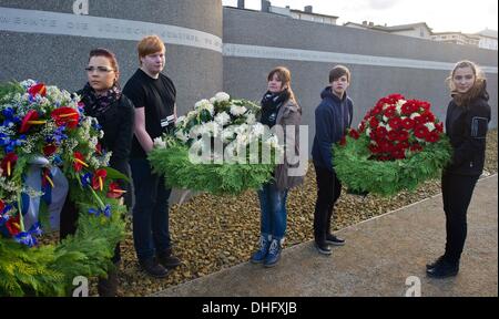 Eberswalde, Germania. 09Nov, 2013. Puplis sdraiarsi fiori nella parte anteriore del memorial "Wachsen mit Erinnerung' - 'crescere con memoria' per commemorare la Notte dei cristalli 75 anni fa a Eberswalde, Germania, 09 novembre 2013. Foto: PATRICK PLEUL/dpa/Alamy Live News Foto Stock