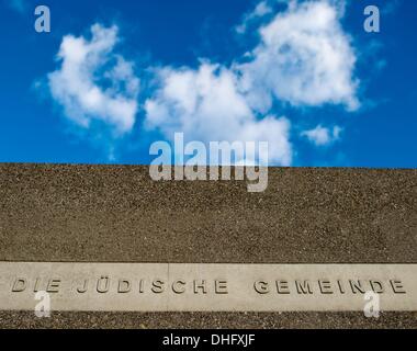 Eberswalde, Germania. 09Nov, 2013. Il logo del memorial "Wachsen mit Erinnerung' - 'crescere con memoria' per commemorare la Notte dei cristalli 75 anni fa può essere visto presso il nuovo memoriale dedicato a Eberswalde, Germania, 09 novembre 2013. Foto: PATRICK PLEUL/dpa/Alamy Live News Foto Stock