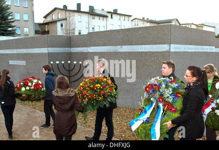 Eberswalde, Germania. 09Nov, 2013. Puplis sdraiarsi fiori nella parte anteriore del memorial "Wachsen mit Erinnerung' - 'crescere con memoria' per commemorare la Notte dei cristalli 75 anni fa a Eberswalde, Germania, 09 novembre 2013. Foto: PATRICK PLEUL/dpa/Alamy Live News Foto Stock