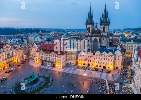 Prague Old Town Square al tramonto, crepuscolo Foto Stock