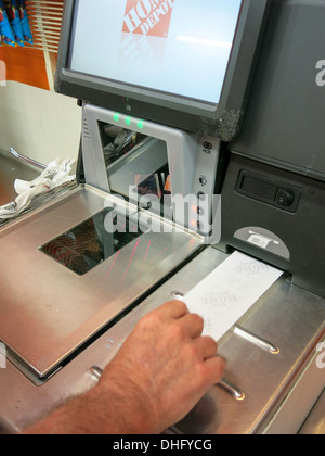 L'uomo utilizza automatizzato di Self Check Out, Home Depot, NYC,USA Foto Stock