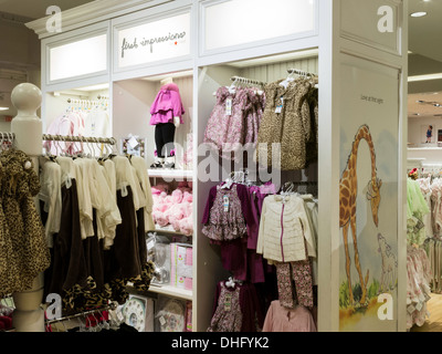 Le prime impressioni vestiti del bambino in Macy's Flagship Department Store, Herald Square, NYC Foto Stock