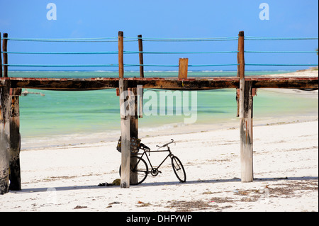 Vecchia bicicletta sotto hotel Jetty, Bwejuu Beach, Oceano Indiano, Zanzibar, Tanzania Africa orientale Foto Stock