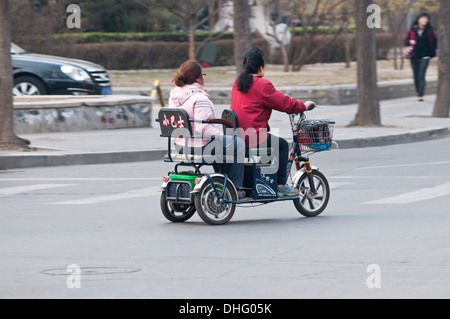 Tre ruote di veicolo elettrico su strada a Pechino in Cina Foto Stock