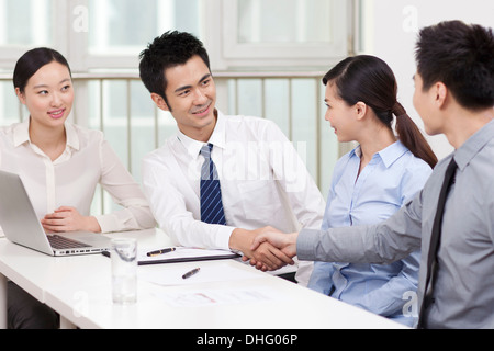 Uomini d'affari si stringono la mano in ufficio Foto Stock
