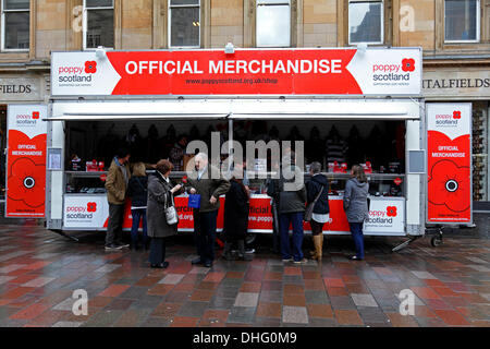 Buchanan Street, Glasgow, Scozia, sabato 9 novembre 2013. Uno stand che vende articoli ufficiali per la beneficenza di Poppy Scotland il sabato prima della domenica della memoria Foto Stock