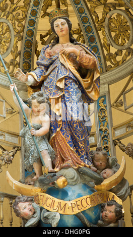 LEUVEN, Belgio - 3 settembre: Barocco Madonna scolpita in St Michaels chiesa (Michelskerk) Foto Stock