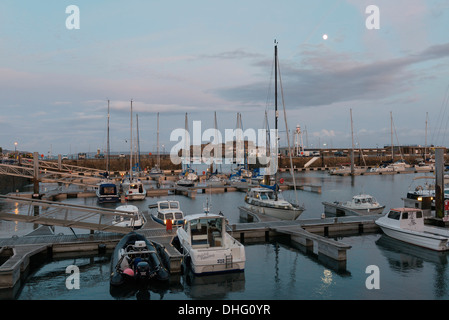 St Peter Port Harbour al crepuscolo, Guernsey, Isole del Canale Foto Stock