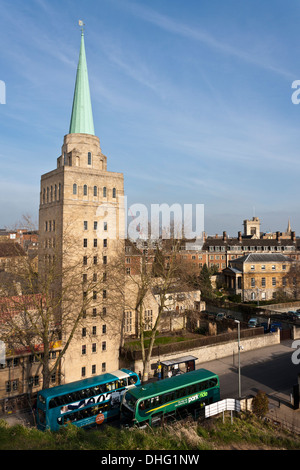 La libreria torre del Nuffield College visto da Oxford Castle mound, Oxfordshire, Inghilterra, GB, UK. Foto Stock