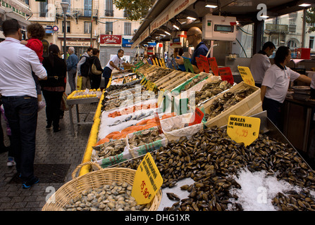 Marseille, Francia - 2013, Novembre 2: persone che acquistano e vendono frutti di mare in un mercato di strada. A Marsiglia, in Francia, il 2 di novembre Foto Stock