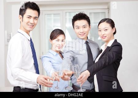 La gente di affari di festeggiare con champagne Foto Stock