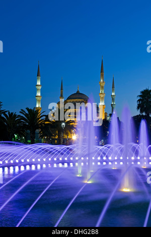 Fontana e Moschea blu, Istanbul, Turchia Foto Stock