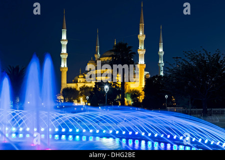 Fontana e Moschea blu, Istanbul, Turchia Foto Stock