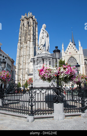 Mechelen - San Rumbold la cattedrale e la statua di Margherita d'Austria il 4 settembre 2013 a Mechelen in Belgio. Foto Stock