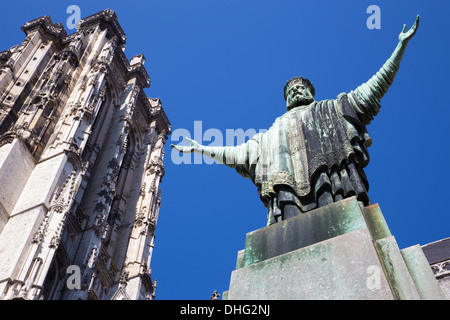 Mechelen - Statua di Cristo Re nella parte anteriore di San Rumbold la cattedrale di sud dal Settembre 4, 2013 a Mechelen in Belgio. Foto Stock