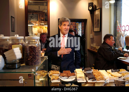 Il Segretario di Stato americano John Kerry saluta un lavoratore da forno prima di ordinare una baguette durante una passeggiata Novembre 5, 2013 a Varsavia in Polonia. Foto Stock