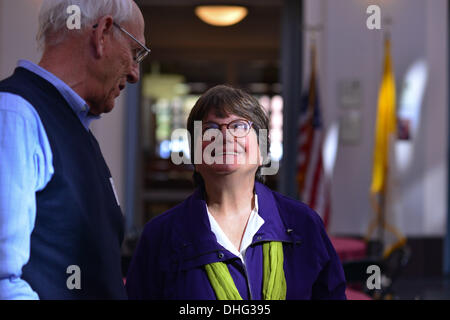 Washington DC, Stati Uniti d'America. Il 9 novembre 2013. Pietro una pietra, dal movimento Michiana ad abolire la pena di morte in Indiana, Shipshewana, IN, parla a Suor Helen Prejean, durante una conferenza sulla opposizione alla pena di morte chiamato ''dove la giustizia e la misericordia si incontrano'' ospitato dalla Università cattolica d America e del Columbus School of Law. Suor Prejean, un membro della Congregazione di San Giuseppe è stato raffigurato in "'Dead man walking'' filmato. Ella ha accompagnato i sei uomini per la loro morte, il primo è stato PATRICK SONNIER, la fonte di ispirazione per il suo libro. (Credito Immagine: © Miguel J Foto Stock