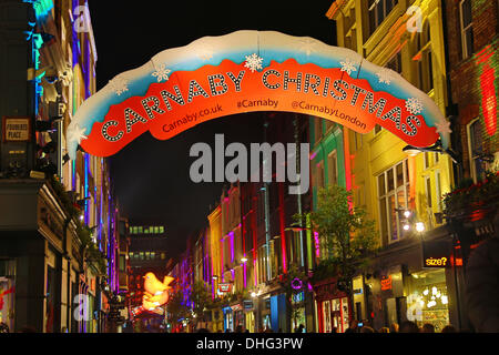 Londra, Regno Unito. Il 9 novembre 2013. Carnaby Street Natale Luci accese con decorazioni di Natale, Londra, Inghilterra Credito: Paul Brown/Alamy Live News Foto Stock
