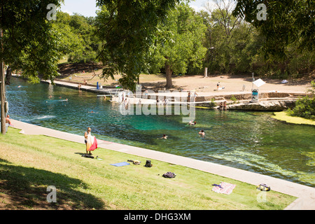 Persone di nuotare nella piscina esterna a Barton Springs Pool di Austin in Texas, in un caldo giorno d'estate e di sole. Foto Stock