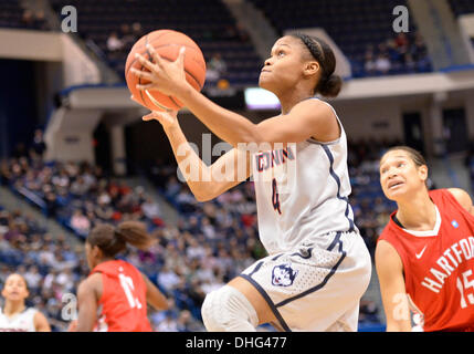 Hartford, CT, Stati Uniti d'America. 9 Nov, 2013. Sabato 9 Novembre 2013: UConn huskies guard Moriah Jefferson (4) rigidi per il cestello passato Hartford Hawks avanti Milana Gilbert (15) durante la prima metà del womens NCAA pallacanestro tra Hartford Connecticut e al centro di XL in Hartford, CT. Bill Shettle / Cal Sport Media. Credito: csm/Alamy Live News Foto Stock