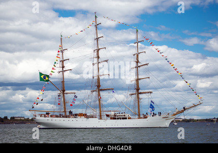 Cisne Branco è la formazione di una nave della Marina brasiliana, qui in partenza da Helsinki in Tall Ships gare del 2013. Foto Stock