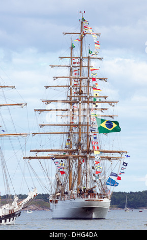 Cisne Branco è la formazione di una nave della Marina brasiliana, qui in partenza da Helsinki in Tall Ships gare del 2013. Foto Stock