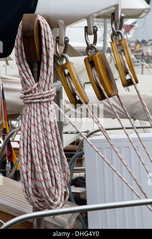 Le pulegge di legno corde a bordo della nave a vela Foto Stock