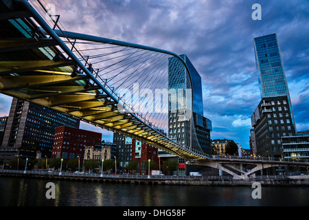 Il ponte Zubizuri progettato da Santiago Calatrava oltre il fiume Nervion di Bilbao, Spagna, con il Isozaki Atea Twin towers Foto Stock