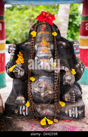 Stone Signore Ganesha statua in una zona rurale villaggio indiano. Elefante indù dio. Andhra Pradesh, India Foto Stock