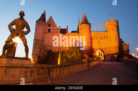 Anversa - 4 settembre: Steen castle e la statua di Lange Wapper da Albert Poers dall anno 1953 Foto Stock