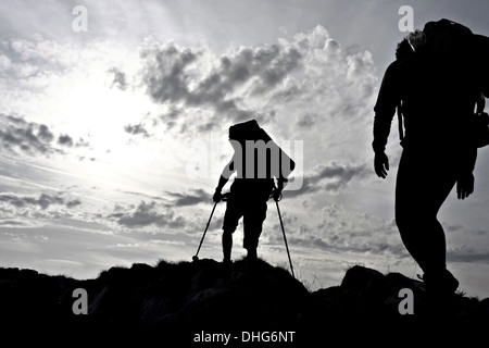 Sagome di due escursionisti su un crinale di montagna Foto Stock