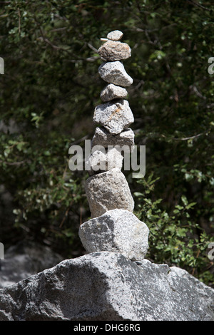 Pietre equilibrata al Mirror Lake, il Parco Nazionale di Yosemite, California, U.S.A. Foto Stock