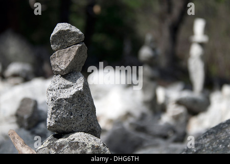 Pietre equilibrata al Mirror Lake, il Parco Nazionale di Yosemite, California, U.S.A. Foto Stock