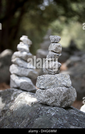 Pietre equilibrata al Mirror Lake, il Parco Nazionale di Yosemite, California, U.S.A. Foto Stock