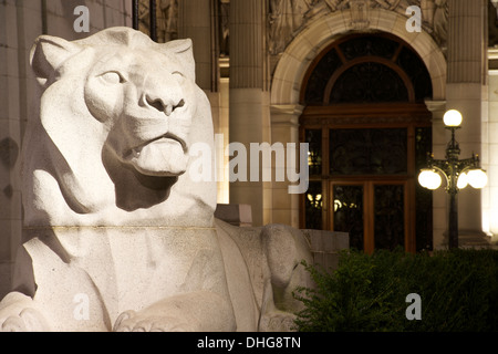 Lion scultura su il cenotafio di fronte al City Chambers e George Square, Glasgow. Foto Stock