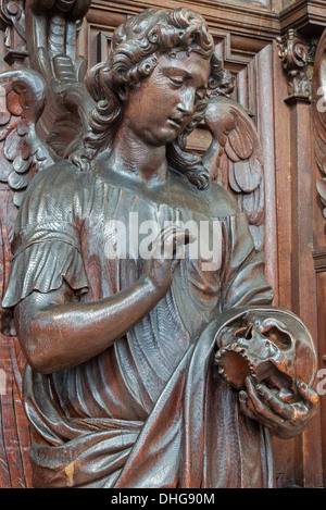 Anversa, Belgio - 5 settembre: statua scolpita di angelo con il cranio di San Paolo la Chiesa (Paulskerk) Foto Stock