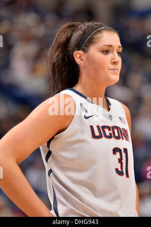 Hartford, CT, Stati Uniti d'America. 9 Nov, 2013. Sabato 9 Novembre 2013: UConn huskies center Stefanie Dolson (31) si affaccia su durante la prima metà del womens NCAA pallacanestro tra Hartford Connecticut e al centro di XL in Hartford, CT. UConn ha vinto agevolmente su Hartford 89-34. Bill Shettle / Cal Sport Media. © csm/Alamy Live News Foto Stock