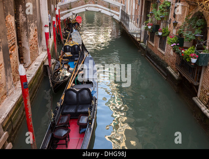 Bella gondola parcheggiato su un lato di un piccolo canale a Venezia, Italia Foto Stock