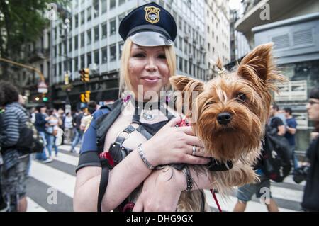 Buenos Aires, Buenos Aires, Argentina. 9 Nov, 2013. Un travestito, portante un cane, pone per le immagini all'inizio del XXII Buenos Aires LBGTIQ Pride Parade, che chiamò, come ogni anno una folla di decine di migliaia di persone che hanno marciato dalla Plaza de Mayo per il Congresso Nazionale. © Patricio Murphy/ZUMAPRESS.com/Alamy Live News Foto Stock