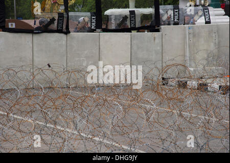 Ponte Makkawan, Bangkok, Thailandia-9 Nov, 2013: blocco polizia ponte che conduce alla Casa del Governo di Bangkok per impedire anti amnesty manifestanti di avvicinarsi. Foto Stock