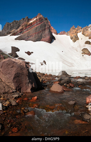 Streaming da una quasi congelato il cratere del lago sul lato di sommità rotto in tre sorelle area selvaggia di Deschutes National Forest. Foto Stock