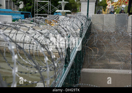 Ponte Makkawan, Bangkok, Thailandia-9 Nov, 2013: blocco polizia ponte che conduce alla Casa del Governo di Bangkok per impedire anti amnesty manifestanti di avvicinarsi. Foto Stock