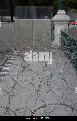 Ponte Makkawan, Bangkok, Thailandia-9 Nov, 2013: blocco polizia ponte che conduce alla Casa del Governo di Bangkok per impedire anti amnesty manifestanti di avvicinarsi. Foto Stock