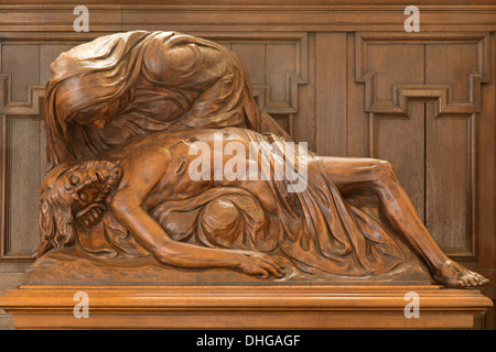 Anversa, Belgio - 5 settembre: scolpite Pieta per artista A. De Roeck da 19. cento. in Joriskerk o st. George chiesa Foto Stock