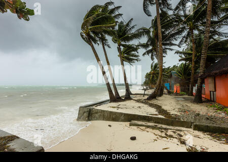 Il Boracay, Filippine - 8 Novembre 2013: Super Typhoon Haiyan pastelle orientale sponde affacciate delle Filippine centrali. Haiyan è uno dei più grandi tempeste mai registrate a colpire il paese Foto Stock